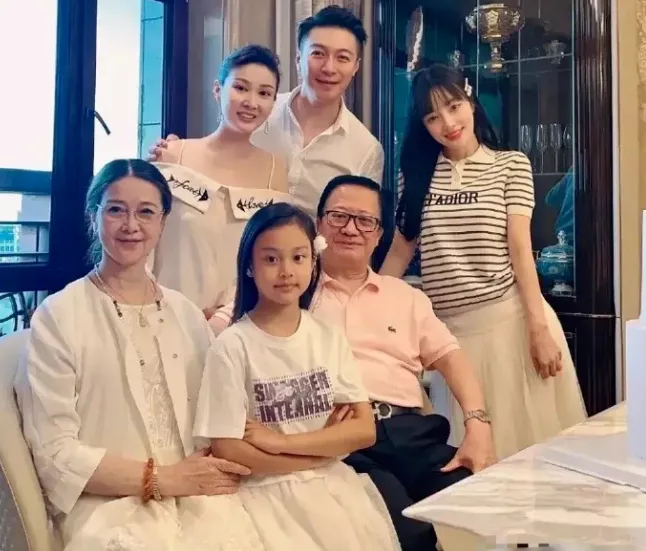 李小璐一家六口同框,42岁的她如少女比弟媳还嫩