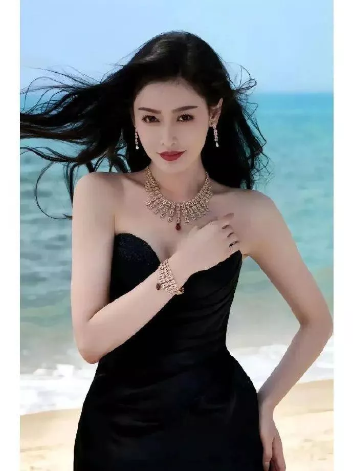 “太子妃”张天爱性感靓丽美图!肤白貌美身材火辣
