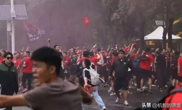 中国上百足球迷互殴!烟火射人、共享单车砸人