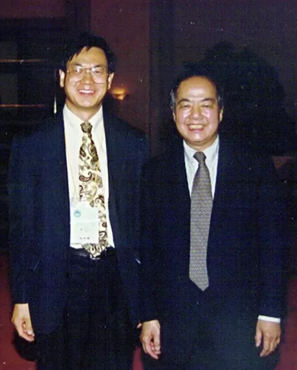 1999年,李政道(右)和王中林(左)在人民大会堂合影。 中国科学院北京纳米能源与系统研究所官网照片