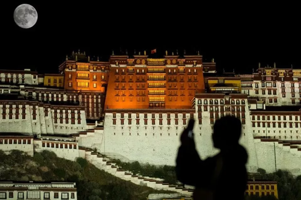 年轻人涌向西藏,不止为了旅游