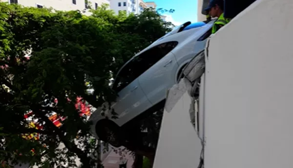 女踩油门,保时捷瞬间冲出3楼停车场悬挂半空