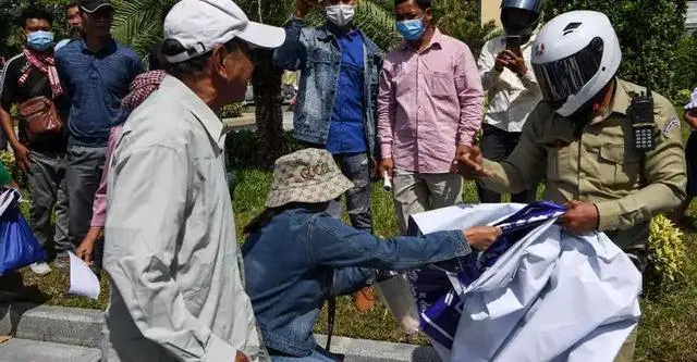 (柬埔寨抗议者与军警发生冲突)