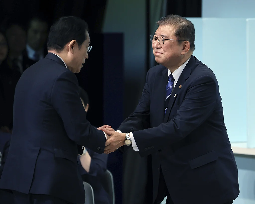 当地时间2024年9月27日,日本东京,日本自民党总裁选举在自民党总部进行投票和开票,石破茂当选自民党总裁,将接任日本首相。石破茂与现任日本首相岸田文雄握手。视觉中国 图