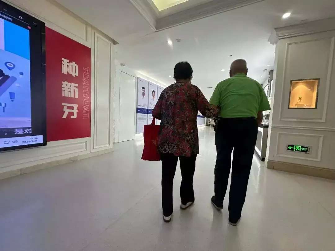 西安83岁老太去修牙,这家医院直接全口拔完种上牙!“这牙你能用60年!”