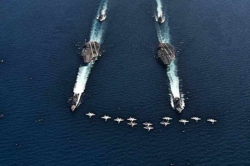 图为 2018 年美国海军「林肯号」(USS Abraham Lincoln) 和「杜鲁门号」(USS Harry S. Truman) 两艘航空母舰,及其护航舰艇,在执行双航舰联合演习的画面。(图撷取自美国海军) 图为 2018 年美国海军「林肯号」(USS Abraham Lincoln) 和「杜鲁门号」(USS Harry S. Truman) 两艘航空母舰,及其护航舰艇,在执行双航舰联合演习的画面。(图撷取自美国海军)