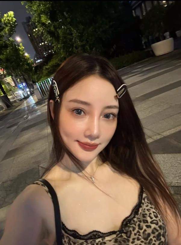 和贾乃亮离婚5年后,再看李小璐现在的处境,该为她感到可惜吗?