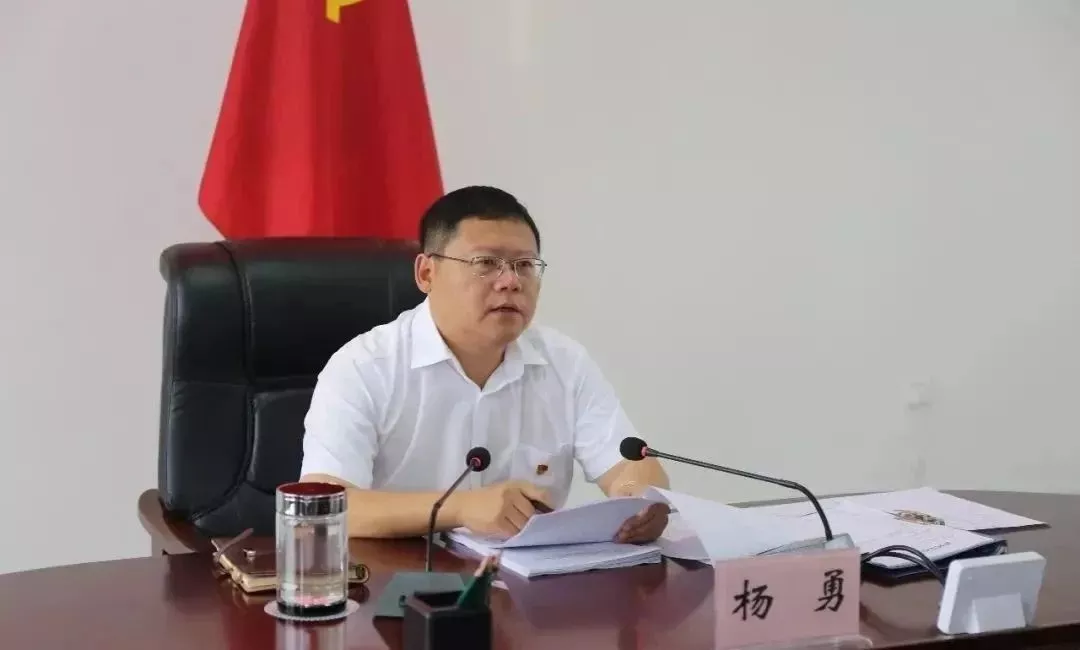 “痛定思痛,决定公开向杨大市长道歉。”