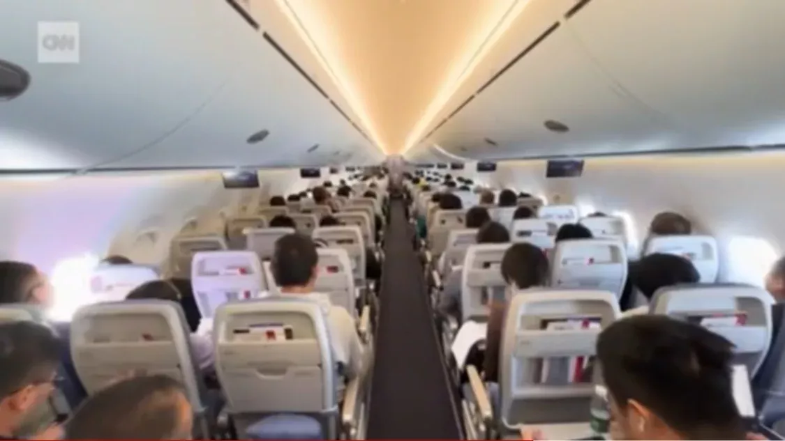 史蒂文拍摄的C919客舱内部(视频截图)美国有线电视新闻网(CNN)