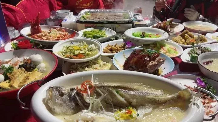 我们还在过国庆假期,已经有杭州人开始吃年夜饭了