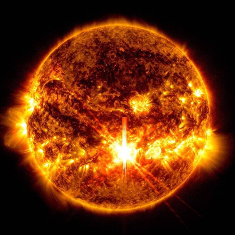 这张照片是NASA太阳动力学天文台(SDO)于2024年10月3日捕捉到的太阳闪焰影像。照片中心的明亮闪光即为太阳闪焰。影像以极端紫外线光谱呈现,突显了闪焰中的高温物质,并以红色和金色进行著色处理。 (图:NASA/太阳动力学天文台) 这张照片是NASA太阳动力学天文台(SDO)于2024年10月3日捕捉到的太阳闪焰影像。照片中心的明亮闪光即为太阳闪焰。影像以极端紫外线光谱呈现,突显了闪焰中的高温物质,并以红色和金色进行著色处理。 (图:NASA/太阳动力学天文台)