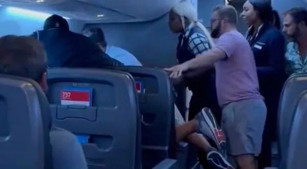 男头等舱狂骂女旅伴!想动手遭乘客围圈压制