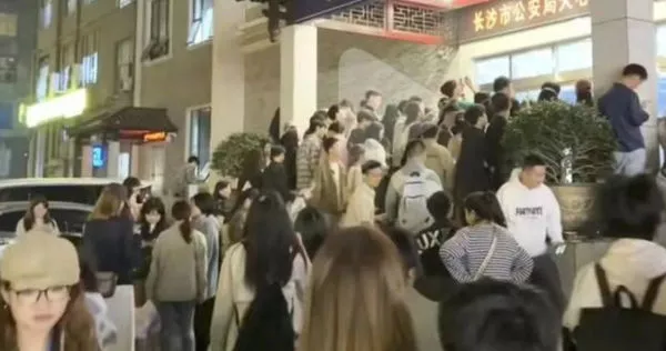 严禁蹲下抱头拍照!长沙一派出所成网红打卡圣地