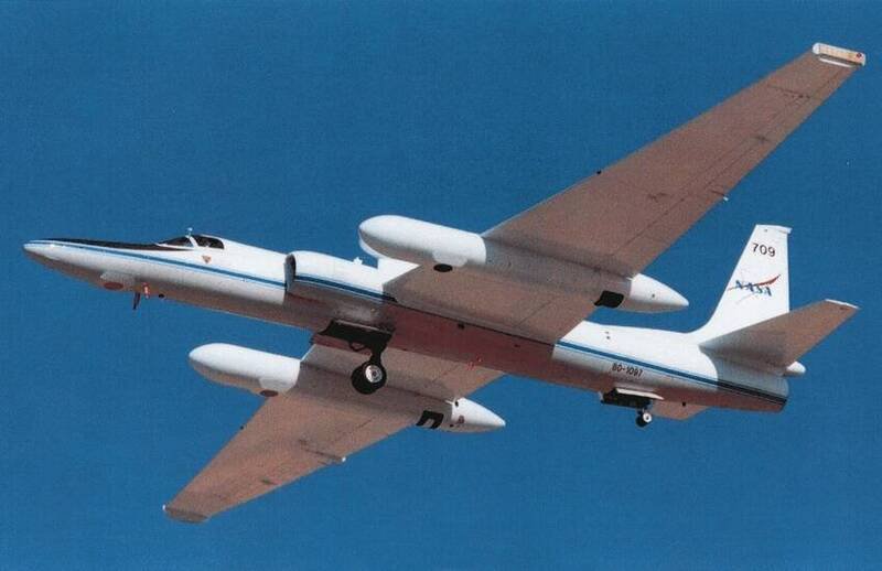 ER-2是NASA用来进行高空科学研究的飞机,这架飞机实际上是冷战时期U-2侦察机的改装版。ER-2飞行高度约为商业航班的两倍,能飞越大多数雷暴云层的顶部,这使得科学家能够直接在雷暴云层上方观测伽马射线。(图撷取自NASA) ER-2是NASA用来进行高空科学研究的飞机,这架飞机实际上是冷战时期U-2侦察机的改装版。ER-2飞行高度约为商业航班的两倍,能飞越大多数雷暴云层的顶部,这使得科学家能够直接在雷暴云层上方观测伽马射线。(图撷取自NASA)
