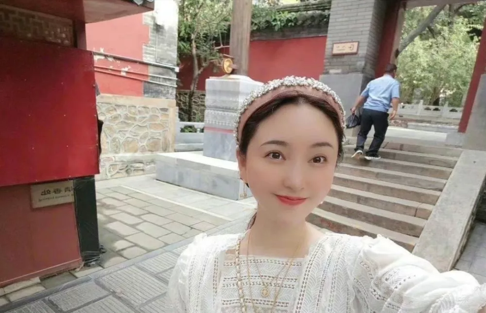 41岁金莎和小19岁男友晒照,穿蕾丝裙少女感十足