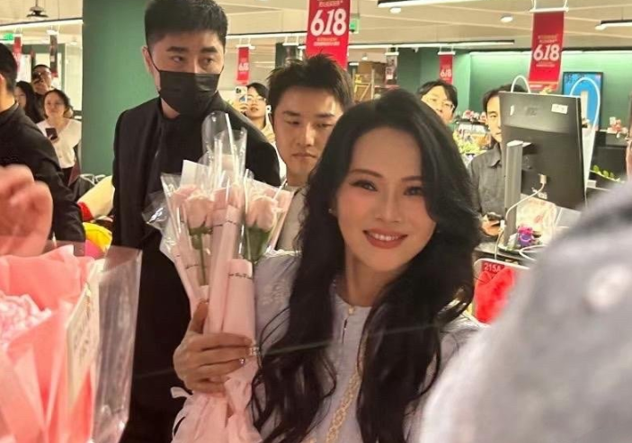 人民大会堂这一天,56岁的伊能静,又给女明星们好好“上了一课”!