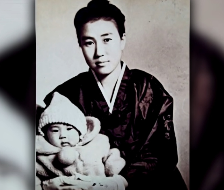 南韩女童申庆河1975年失踪,母亲韩太顺经过44年后才发现女儿被美国家庭领养。图为母女合照。(图撷自韩国部落格kiss7) 南韩女童申庆河1975年失踪,母亲韩太顺经过44年后才发现女儿被美国家庭领养。图为母女合照。(图撷自韩国部落格kiss7)
