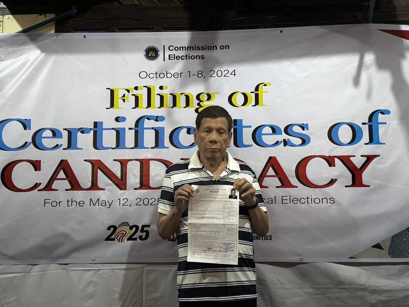 菲国前总统杜特蒂7日正式登记参选家乡达沃市(Davao)市长。(撷取自Bong Go/FB) 菲国前总统杜特蒂7日正式登记参选家乡达沃市(Davao)市长。(撷取自Bong Go/FB)
