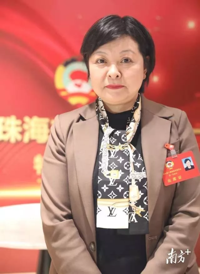 戴LV丝巾受访的女局长,任新职5个月后被查