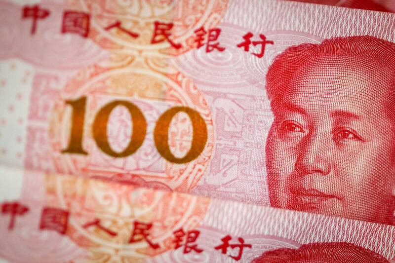 中国民众在昆明长水机场出境,竟在安检前被警察私收100人民币。(欧新社)
中国民众在昆明长水机场出境,竟在安检前被警察私收100人民币。(欧新社)