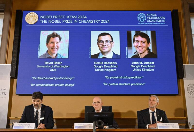 今年诺贝尔化学奖由美国生化科学家贝克、英国人工智慧研究者哈萨比斯和美国资深研究科学家琼珀3人共同获奖。(法新社) 今年诺贝尔化学奖由美国生化科学家贝克、英国人工智慧研究者哈萨比斯和美国资深研究科学家琼珀3人共同获奖。(法新社)