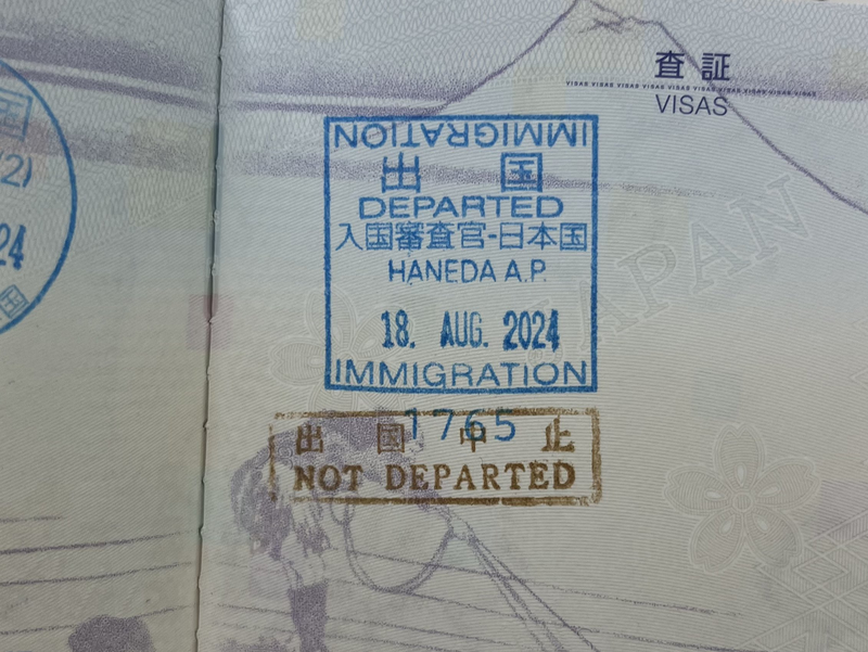 近期一名长年旅居海外的日本网友分享,他在机场出境后遇上班机临时停飞,事后护照首次被海关盖上写著「出国中止」的金色印章,让他感到非常新奇。(图撷取自@yama3_local 社群平台「X」) 近期一名长年旅居海外的日本网友分享,他在机场出境后遇上班机临时停飞,事后护照首次被海关盖上写著「出国中止」的金色印章,让他感到非常新奇。(图撷取自@yama3_local 社群平台「X」)