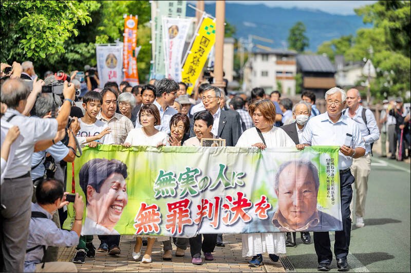 袴田岩日前重审获判无罪后,91岁姊姊袴田秀子(中)与场外支持者一同庆祝。(法新社) 袴田岩日前重审获判无罪后,91岁姊姊袴田秀子(中)与场外支持者一同庆祝。(法新社)
