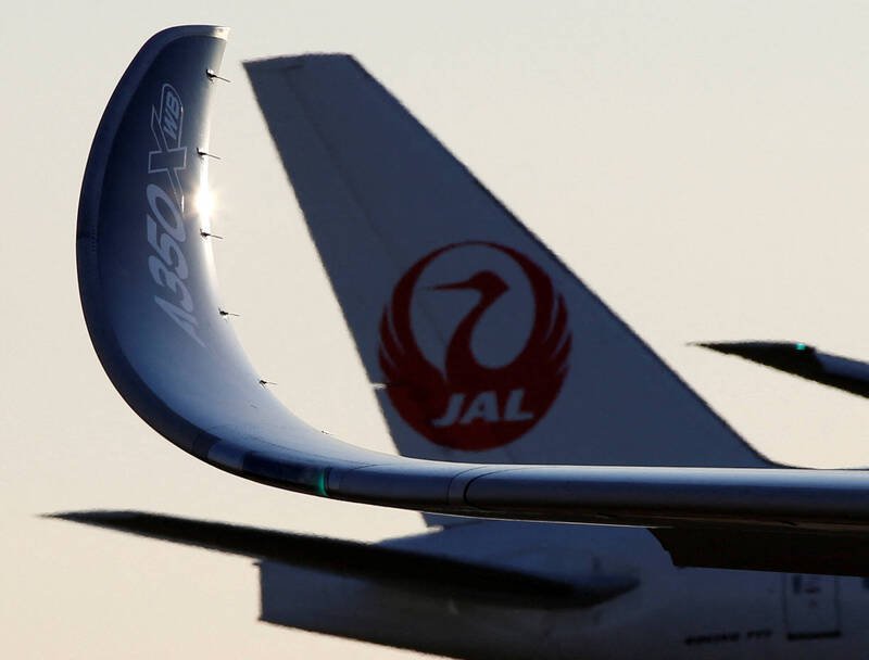 日本航空(JAL)一架编号JL8663班机,原定今(9)日从东京飞往台湾,然而却在起飞不久发现「尾翼异常」,因此临时决定返航。(路透资料照) 日本航空(JAL)一架编号JL8663班机,原定今(9)日从东京飞往台湾,然而却在起飞不久发现「尾翼异常」,因此临时决定返航。(路透资料照)