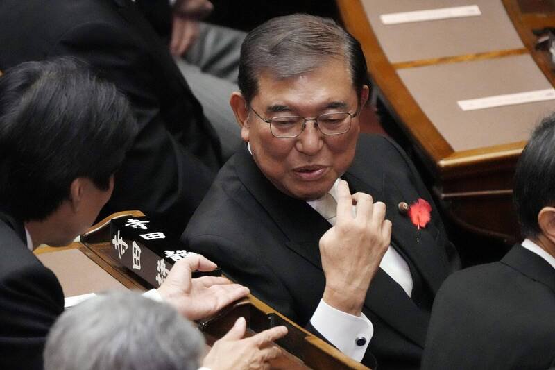 日本首相石破茂出席自民党党内众院改选会议,决定12名未申报政治资金收支的党员将不提名。(美联社) 日本首相石破茂出席自民党党内众院改选会议,决定12名未申报政治资金收支的党员将不提名。(美联社)