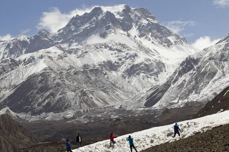 世界第七高峰道拉吉里峰,有5名俄罗斯登山客结一个绳队一起摔死。道拉吉里峰示意图。(欧新社) 世界第七高峰道拉吉里峰,有5名俄罗斯登山客结一个绳队一起摔死。道拉吉里峰示意图。(欧新社)