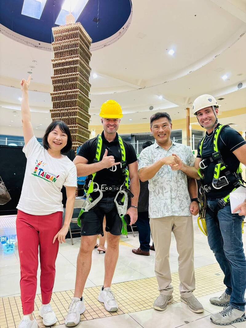 金氏世界纪录「世界最大及最高玩具积木结构」纪录保持人Brandon Aydlett (右一)、Landon Aydlett (左二)、驻关岛台北经济文化办事处刘嘉平处长(右二)、「台湾人在关岛」脸书社团创办人暨侨务顾问杨媜亦。(侨务顾问杨媜亦提供) 金氏世界纪录「世界最大及最高玩具积木结构」纪录保持人Brandon Aydlett (右一)、Landon Aydlett (左二)、驻关岛台北经济文化办事处刘嘉平处长(右二)、「台湾人在关岛」脸书社团创办人暨侨务顾问杨媜亦。(侨务顾问杨媜亦提供)
