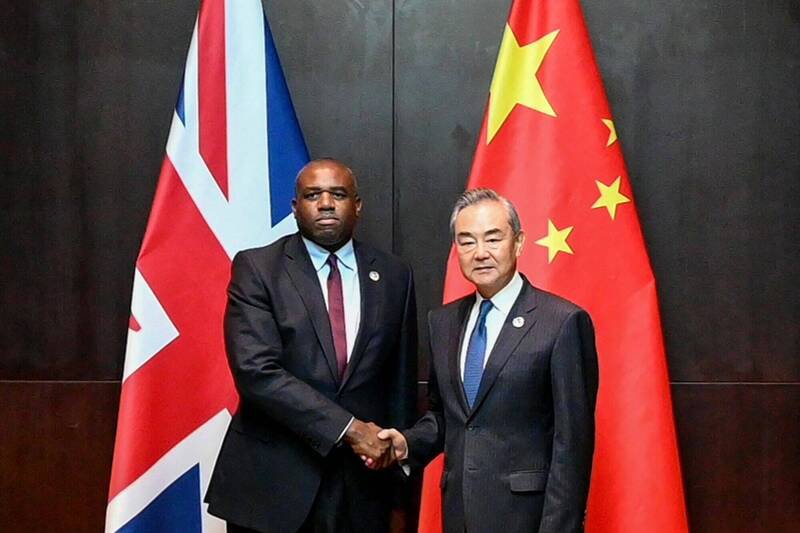 英国外相拉米(左)据传将于下周访问中国。图为拉米今年7月26日在寮国永珍趁出席东协外长会议之便,于场外与中国外长王毅(右)会面。(法新社) 英国外相拉米(左)据传将于下周访问中国。图为拉米今年7月26日在寮国永珍趁出席东协外长会议之便,于场外与中国外长王毅(右)会面。(法新社)