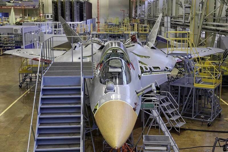 普兰纳公司透过与JSC「微波工厂」(Microwave Plant)的合作,为Su-57战机提供零件。图为俄罗斯联合飞机公司(UAC)的Su-57战机生产线。(图取自UAC官网) 普兰纳公司透过与JSC「微波工厂」(Microwave Plant)的合作,为Su-57战机提供零件。图为俄罗斯联合飞机公司(UAC)的Su-57战机生产线。(图取自UAC官网)