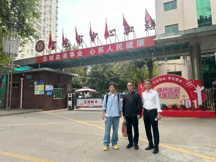 2024年10月9日,马小昂(中)和代理律师在宝鸡市中心血站。上游新闻记者 贾晨 摄