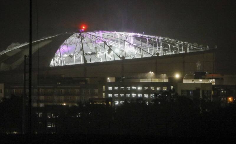 联盟光芒队主场巨蛋 「纯品康纳球场」(Tropicana Field)屋顶遭到飓风米尔顿掀起。(美联社) 联盟光芒队主场巨蛋 「纯品康纳球场」(Tropicana Field)屋顶遭到飓风米尔顿掀起。(美联社)