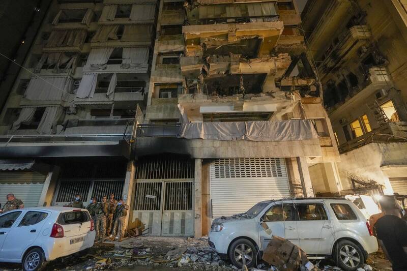 以色列10日空袭黎巴嫩首都贝鲁特市中心,造成22人死亡、117人受伤。图为10日空袭现场。(美联社) 以色列10日空袭黎巴嫩首都贝鲁特市中心,造成22人死亡、117人受伤。图为10日空袭现场。(美联社)