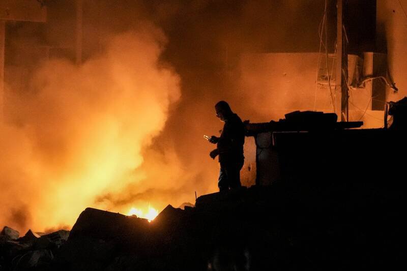 以色列10日空袭黎巴嫩首都贝鲁特市中心,造成22人死亡、117人受伤。图为10日空袭现场。(美联社) 以色列10日空袭黎巴嫩首都贝鲁特市中心,造成22人死亡、117人受伤。图为10日空袭现场。(美联社)