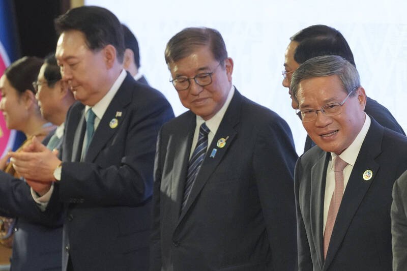 中国国务院总理李强(右1)与日本新任首相石破茂(右3)出席东协峰会共框。(美联社) 中国国务院总理李强(右1)与日本新任首相石破茂(右3)出席东协峰会共框。(美联社)