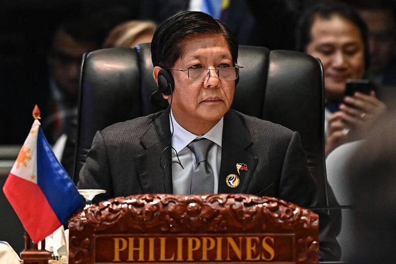 菲律宾总统小马可仕(Ferdinand Marcos Jr.)10日在寮国首都永珍出席东协峰会。(法新社) 菲律宾总统小马可仕(Ferdinand Marcos Jr.)10日在寮国首都永珍出席东协峰会。(法新社)