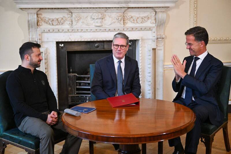 乌克兰总统泽伦斯基(左)与英国首相施凯尔(中)、北约秘书长吕特(右)会晤。(彭博) 乌克兰总统泽伦斯基(左)与英国首相施凯尔(中)、北约秘书长吕特(右)会晤。(彭博)