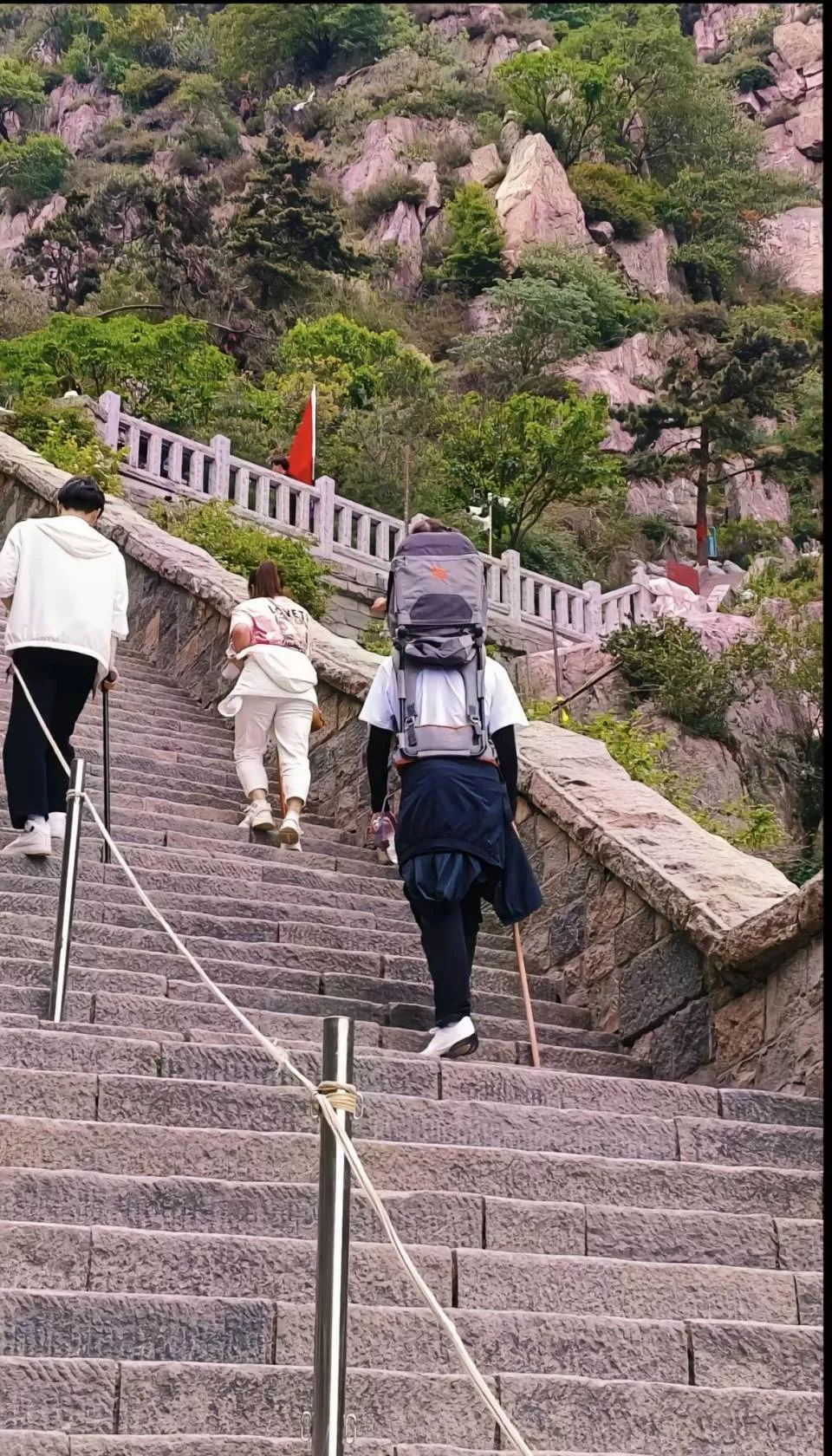 400元替人背包扛娃,泰山游带火职业陪爬