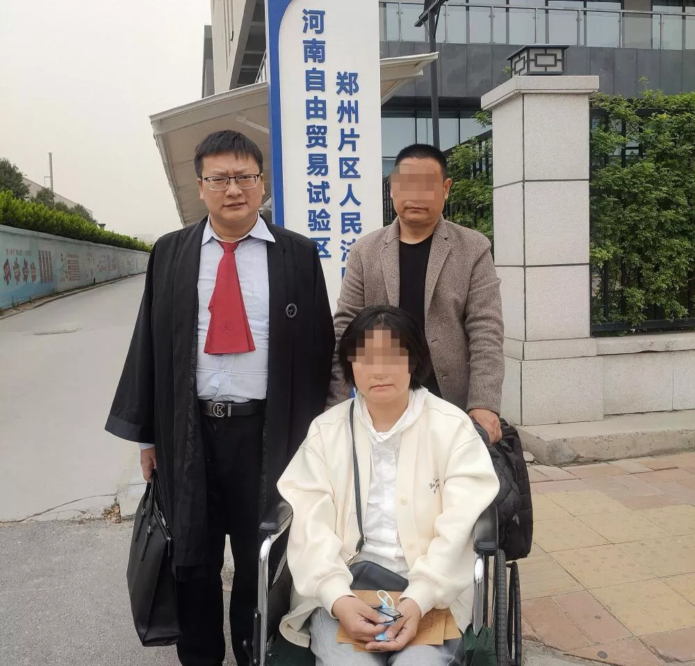 女企业家被多人当街捅刀,一主犯被判两年半