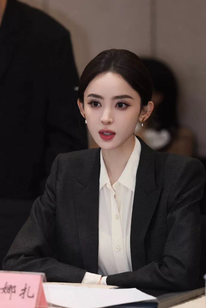 娜扎穿怼脸照硬扛央视镜头,还有哪些明星能扛住?