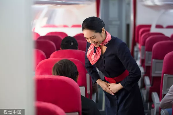 乘客1动作惹怒空姐!他错愕喊冤:只是想再一杯