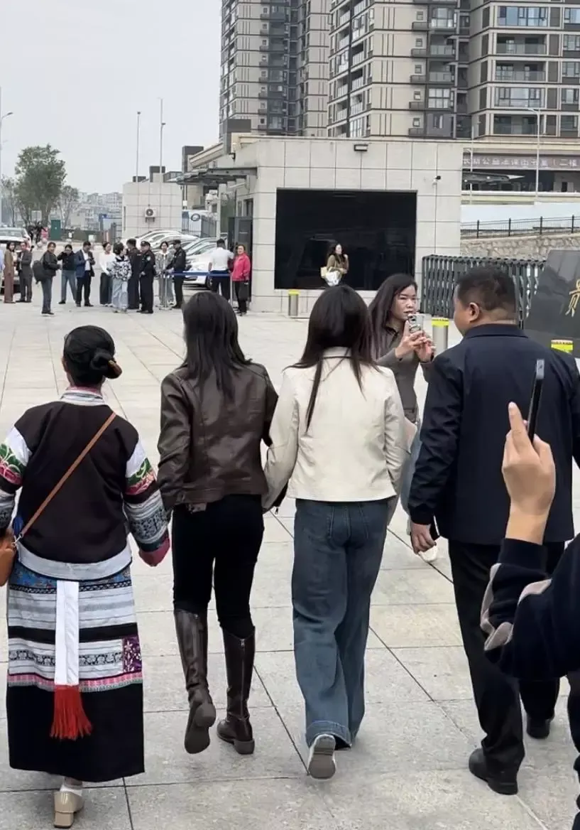 “她半眯着眼,像是后悔当时怎么没有弄死我”