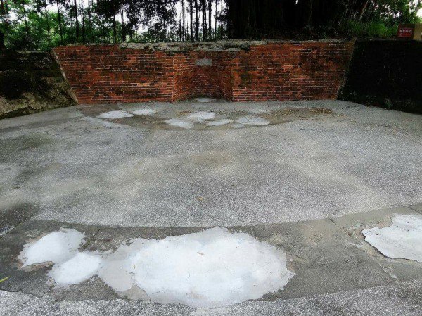 亿载金城「砲座」多处凹处被灌水泥。(洪玉凤提供) 亿载金城「砲座」多处凹处被灌水泥。(洪玉凤提供)