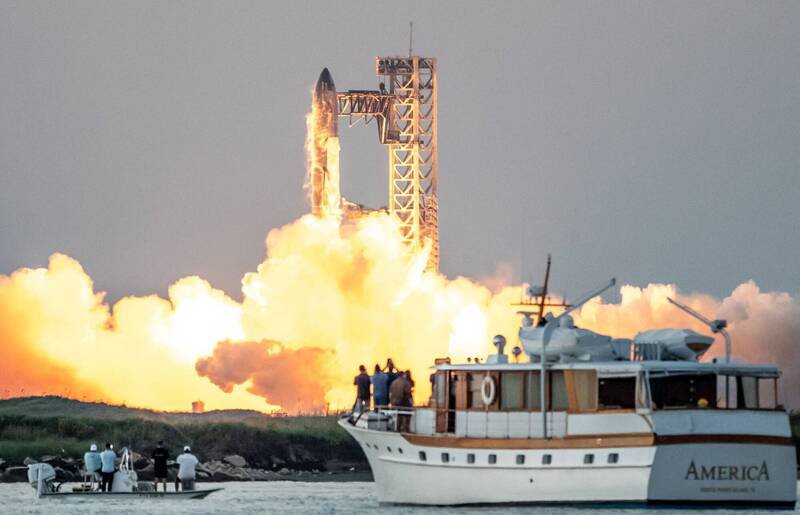 SpaceX星舰进行第五次测试,周日被称为「筷子」的两只金属手臂,成功「捕获」星舰巨型火箭的第一级助推器。 (法新社) SpaceX星舰进行第五次测试,周日被称为「筷子」的两只金属手臂,成功「捕获」星舰巨型火箭的第一级助推器。 (法新社)