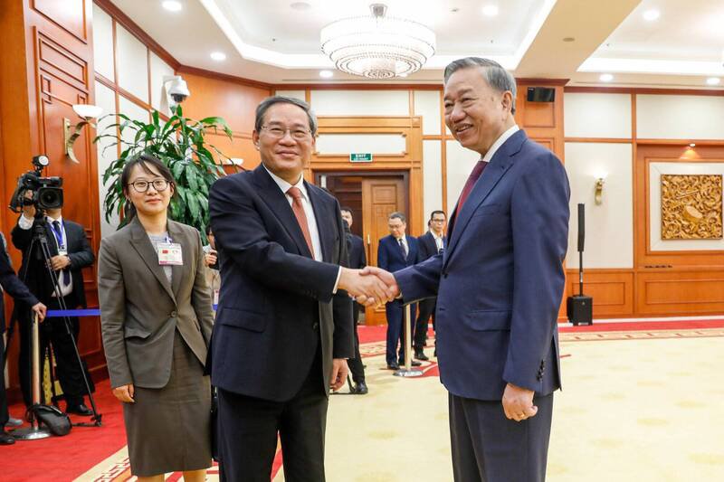 越共总书记、越南国家主席苏林(右一)12日接见中国国务院总理李强(右二),当面提议双方在南海问题上更好地管控与解决分歧,也重申越南将发展中国关系视为对外政策的头等优先。(欧新社) 越共总书记、越南国家主席苏林(右一)12日接见中国国务院总理李强(右二),当面提议双方在南海问题上更好地管控与解决分歧,也重申越南将发展中国关系视为对外政策的头等优先。(欧新社)