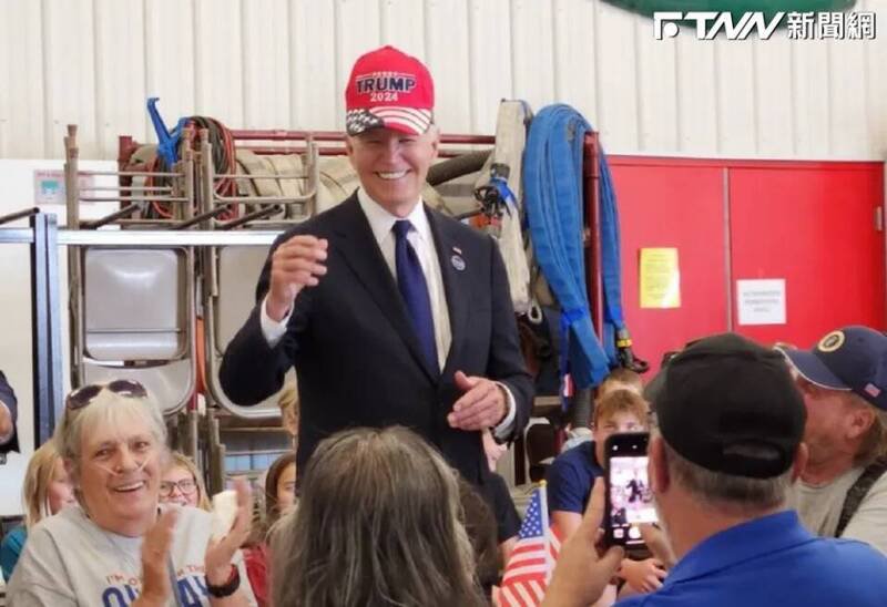 上个月的911纪念活动中,拜登戴上印有「川普2024」(Trump 2024)字样的帽子。(取自X平台) 上个月的911纪念活动中,拜登戴上印有「川普2024」(Trump 2024)字样的帽子。(取自X平台)