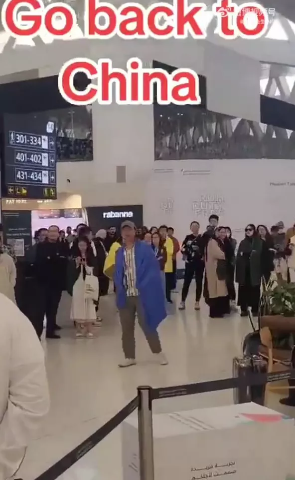 中国人在机场一起喊“滚回中国!”老外都看懵了…